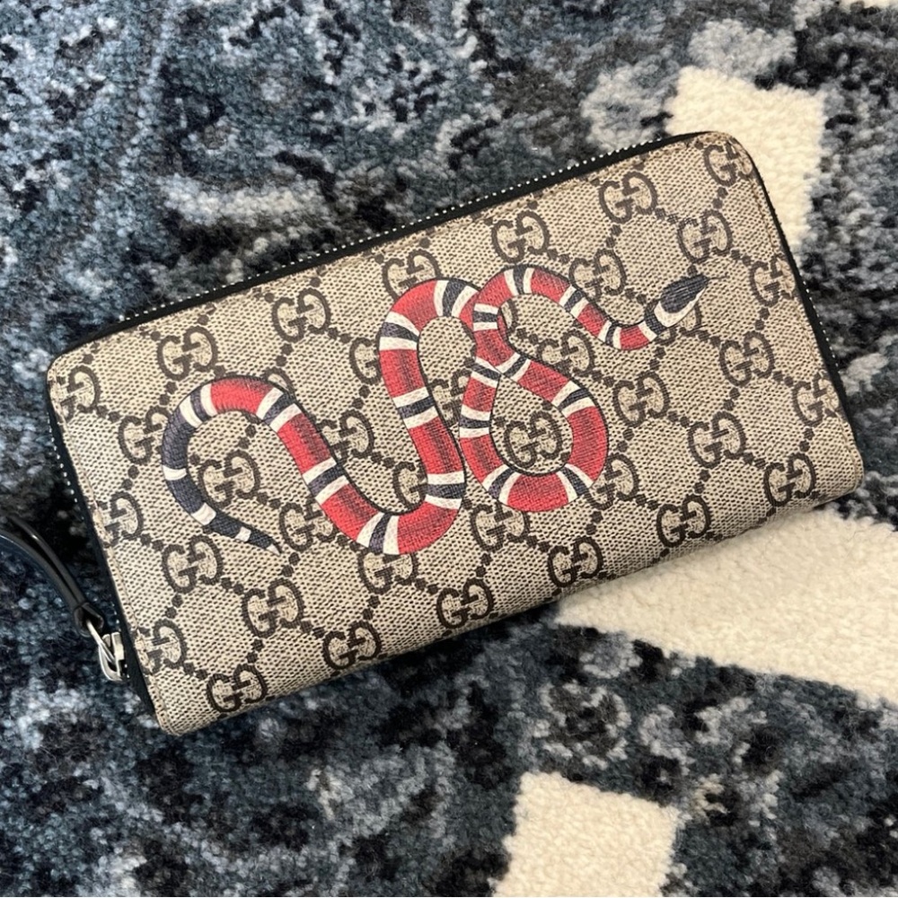 Gucci Zip Around Wallet With Gucci Snake